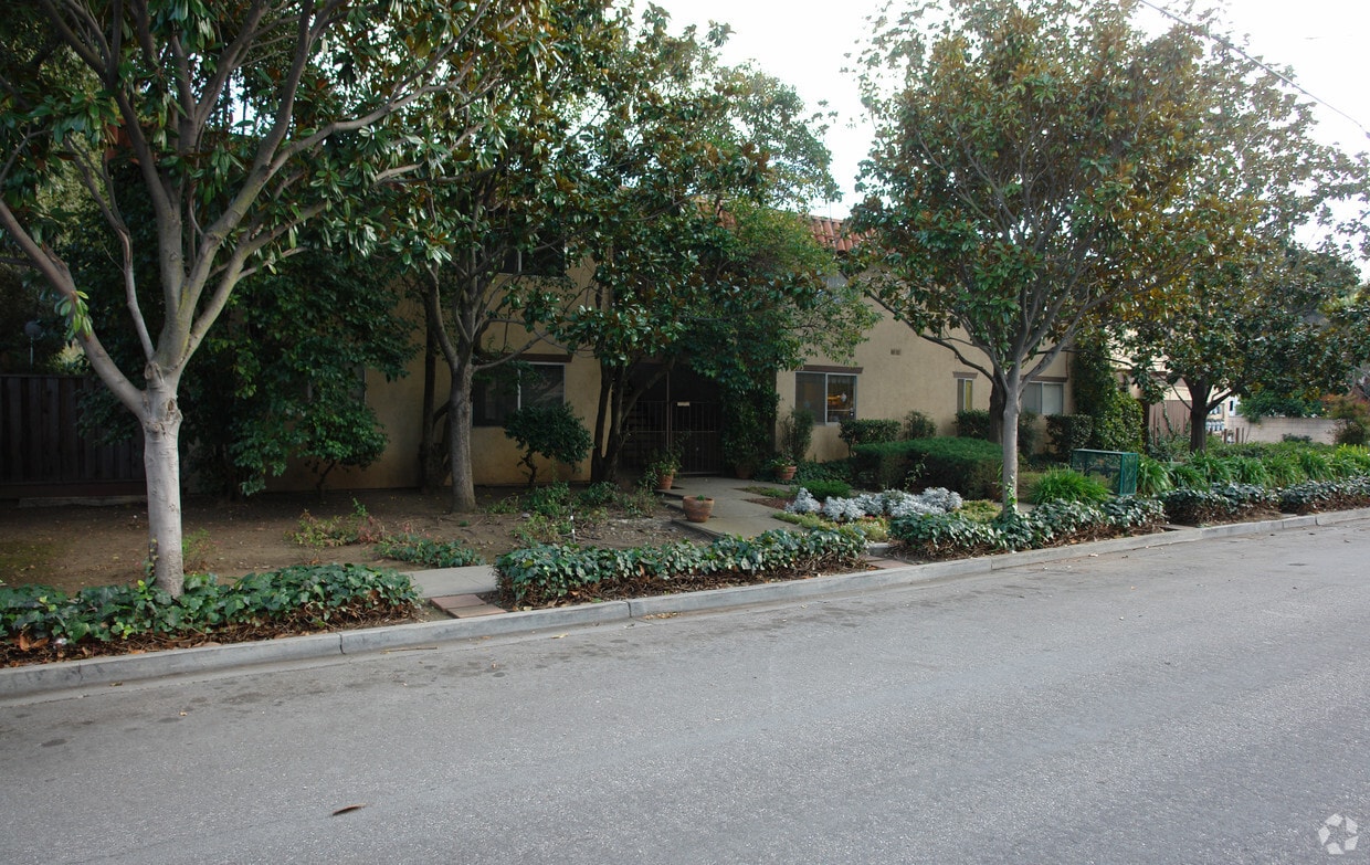 Building Photo - Chiquita Garden Apartments