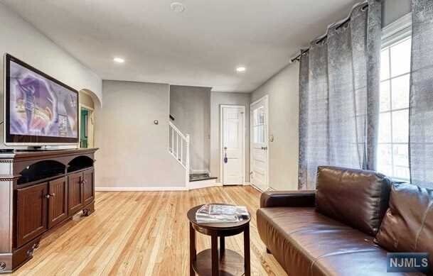 Foto del edificio - 12-28-28 Fairclough Pl