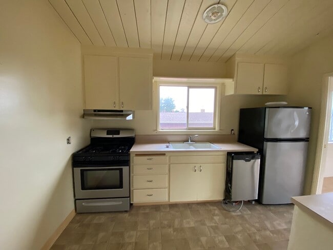 Building Photo - Pacific Grove Two Bedroom