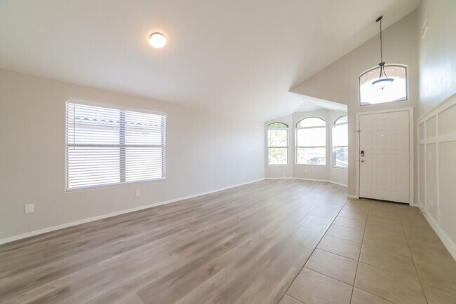 Building Photo - 10230 W Jessie Ln