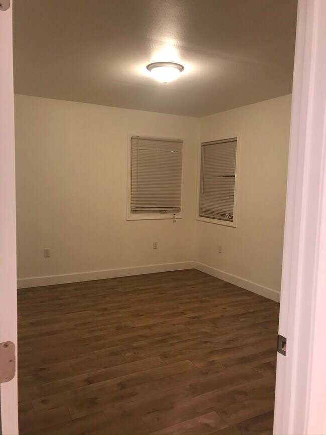 Bedroom - 10500 Pontiac St