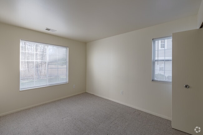 1BR, 1BA - 900SF - Bedroom - Oakview Square
