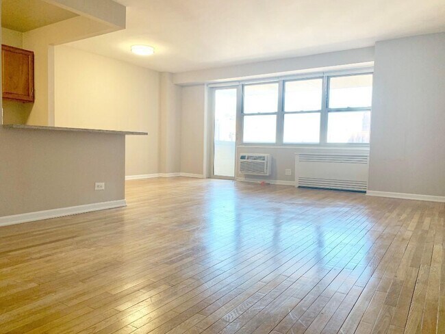 Foto del edificio - SPACIOUS LAY OUT- NEWLY RENOVATED- TRUE 2 ...