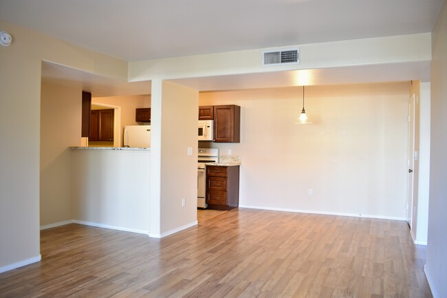 Building Photo - 950 Seven Hills Dr