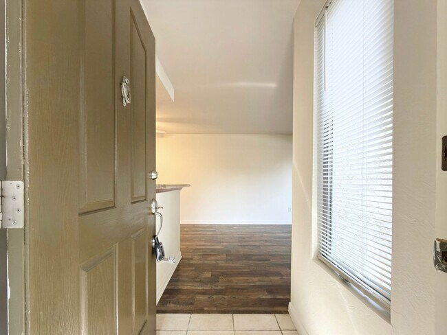 Foto del edificio - Lower Level Condo in Gated Arbor Hill!