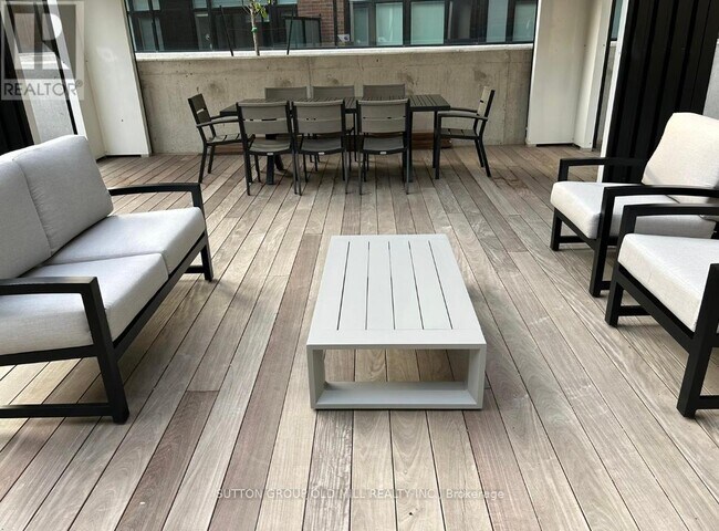 Photo du bâtiment - 2300-2300 St Clair Ave W