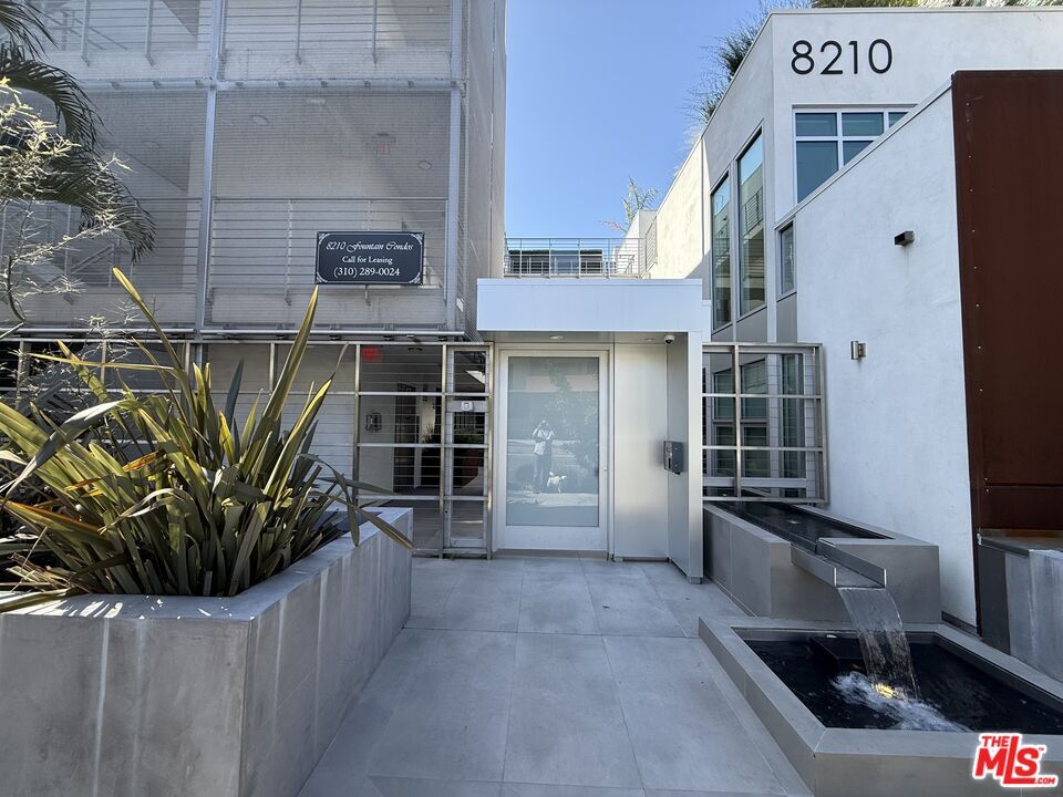 Primary Photo - 8210 Fountain Ave