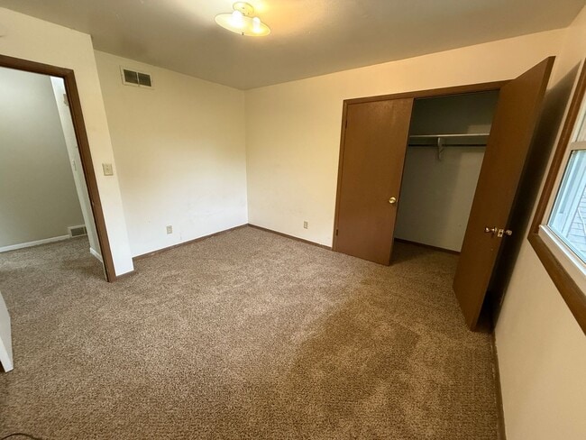 Foto del edificio - Spacious 5-Bedroom Home for Rent in Sioux ...
