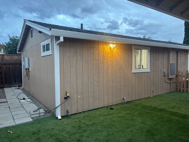 Foto del edificio - NEW BRENTWOOD CONSTRUCTION ADU! HIGHLY UPGRADED NEW KITCHEN & BATHROOM! 3 BEDROOMS & 1 BATHROOM! ...