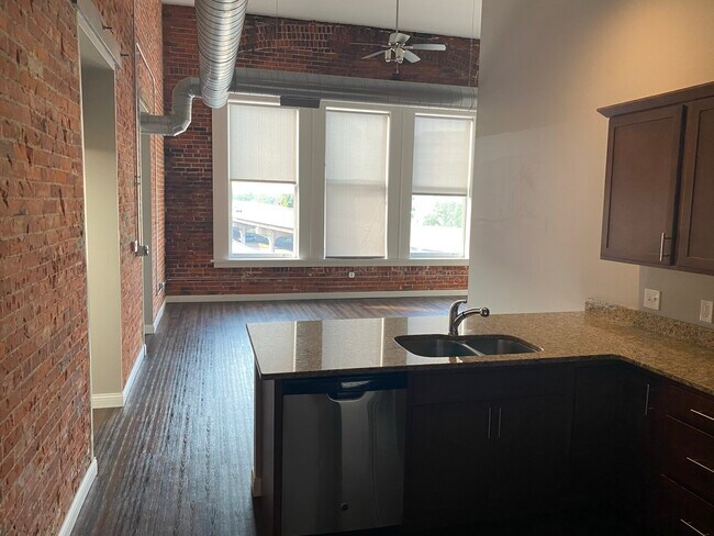 Building Photo - 1534 River Dr