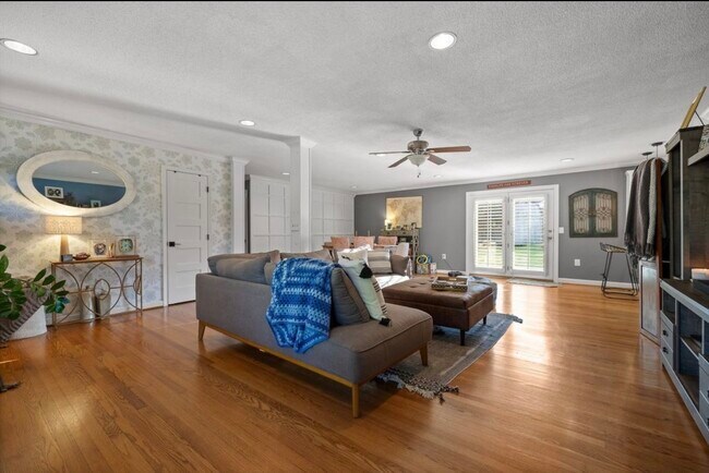 Foto del edificio - 1627 Fernwood Cir