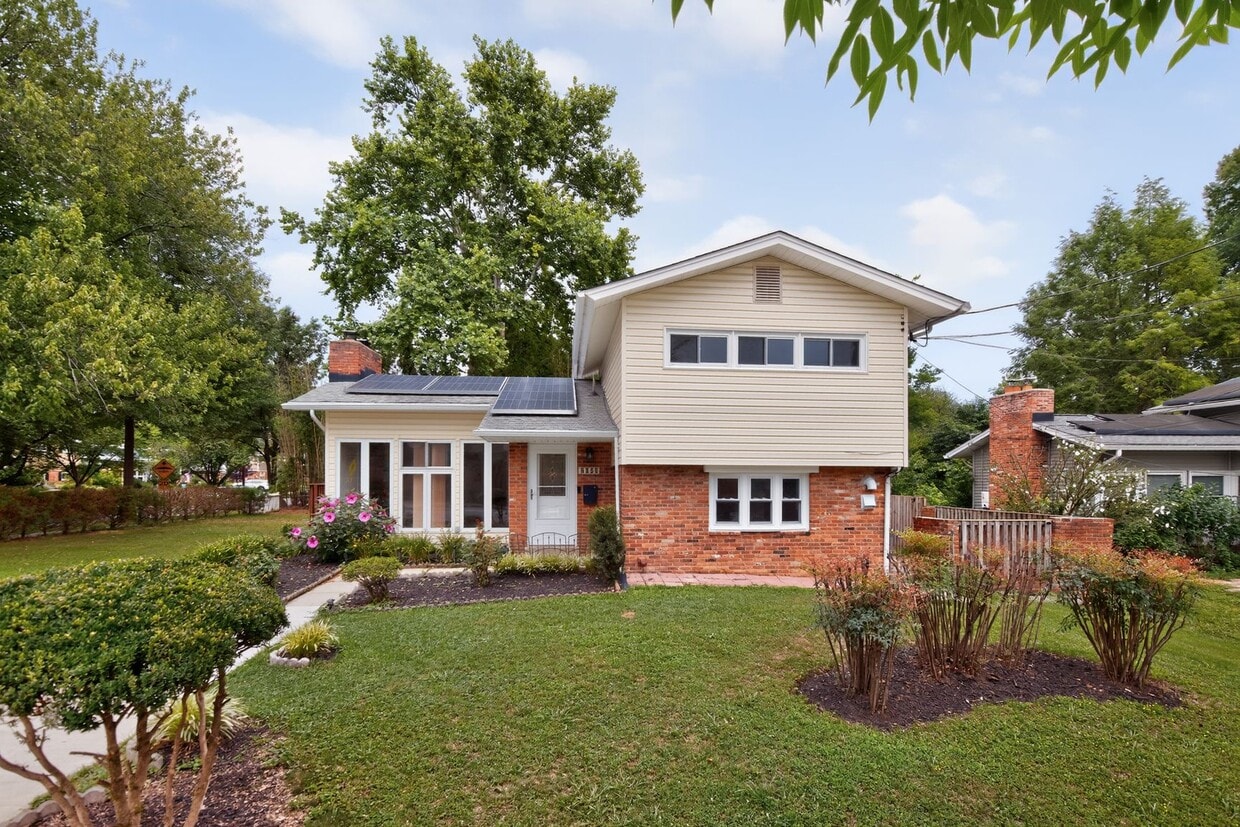 Photo - 2000 McAuliffe Dr (Rockville, MD)