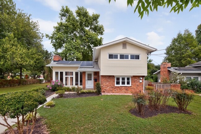 Photo - 2000 McAuliffe Dr (Rockville, MD) House