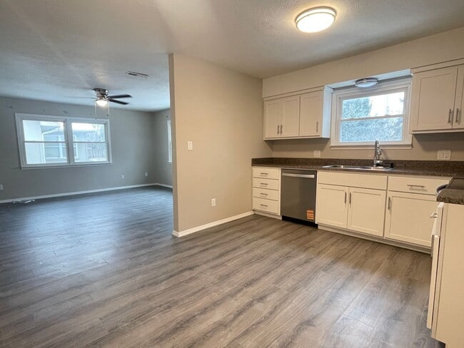 Building Photo - 2043 S Sagamont Ave