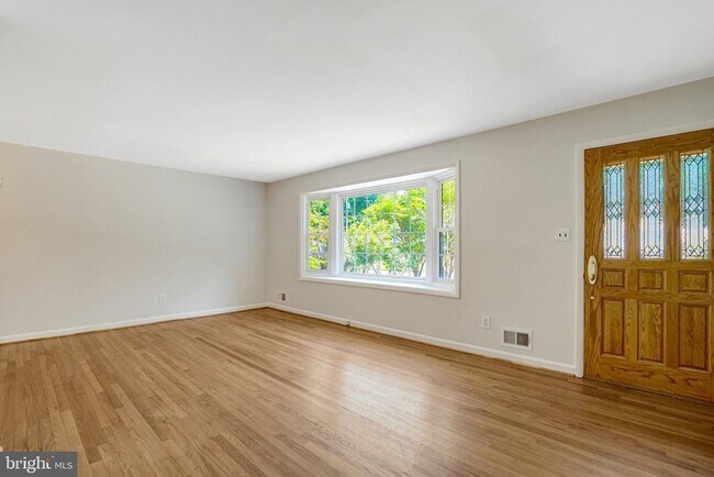 Building Photo - 8236 Governors Ct