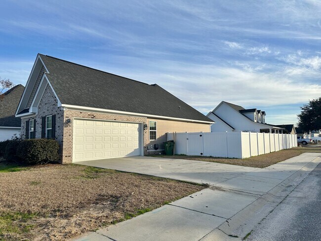 Building Photo - 912 Iona Dr
