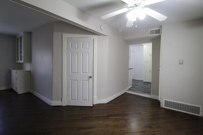 Foto del edificio - 2 Bedroom 1 Bath Bungalow Next to Woodside Pool
