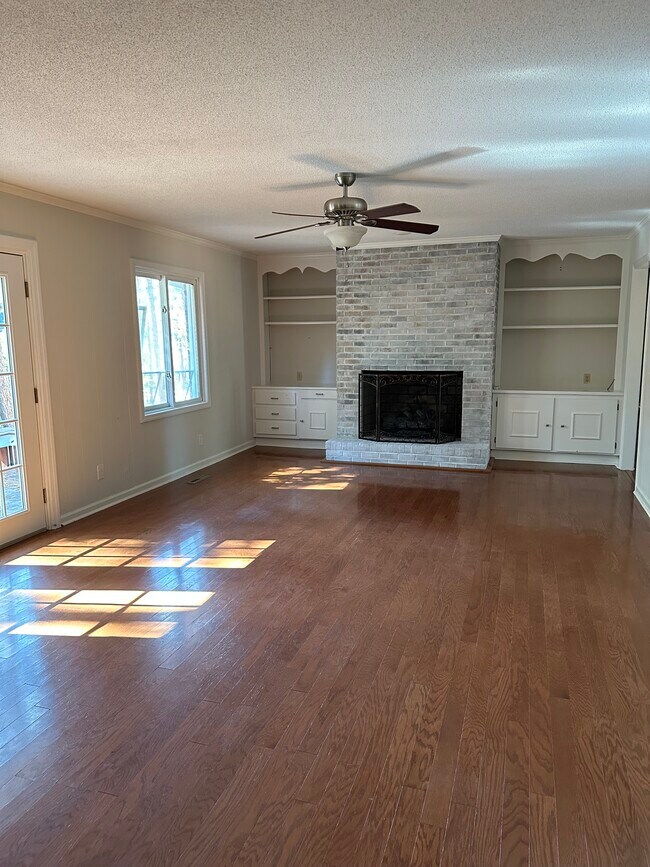 Building Photo - 147 Pine Ridge Dr