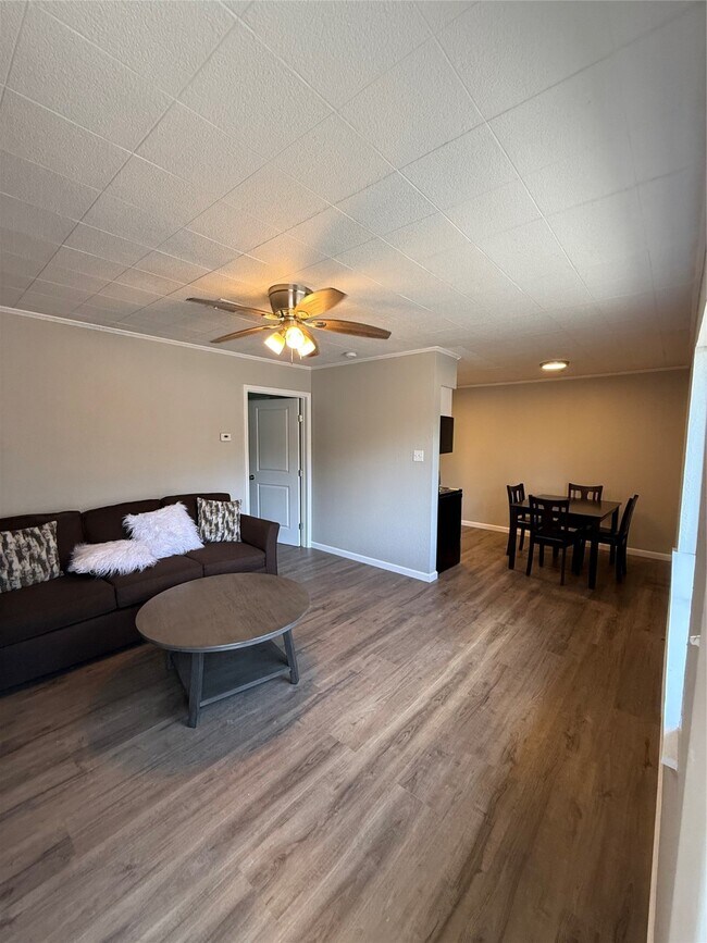 Foto del edificio - 120 Charles Barker Ave