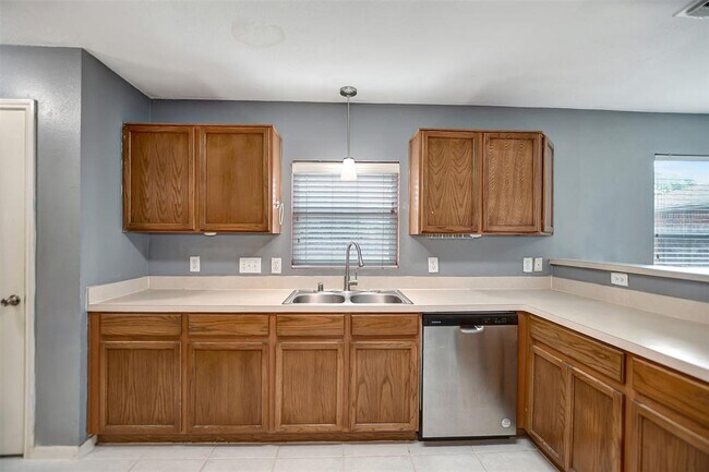 Building Photo - 17610 Hoover Gardens Dr