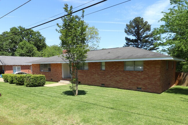 Habitación privada totalmente amueblada cerca de la Universidad Estatal de Mississippi. Cada habitación incluye una cama de tamaño completo. - 905 Louisville St