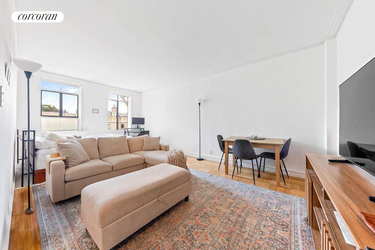 Primary Photo - 250 W 24 St