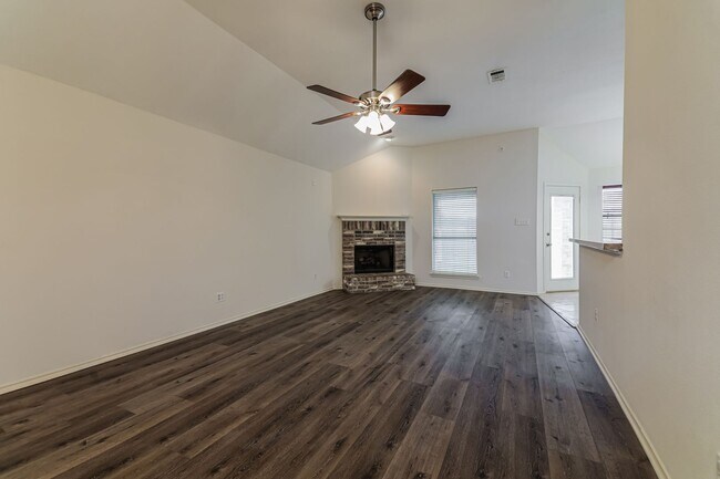 Foto del edificio - $1,795 4 Bed/2 Bath/2 Garage Ready for Move-in Forney Home in Eastwood Estates