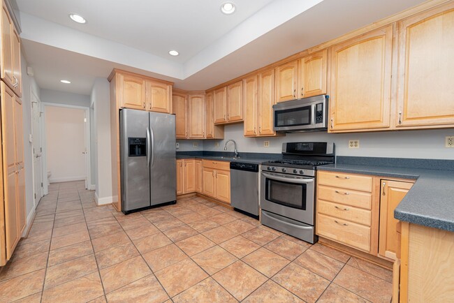 Foto del edificio - 3-Bedroom Home with Finished Basement in P...