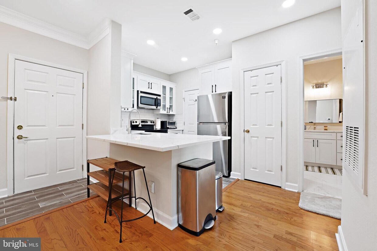 1601 Spring Gate Dr. Unit 1312, McLean, VA 22102 Room for Rent in