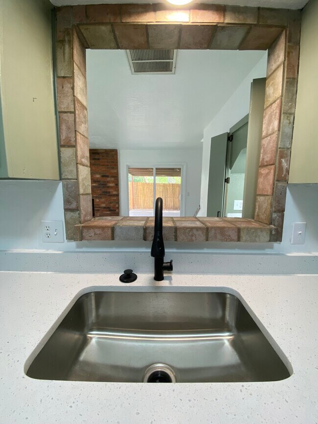 Foto del edificio - 530 Westwood Ct