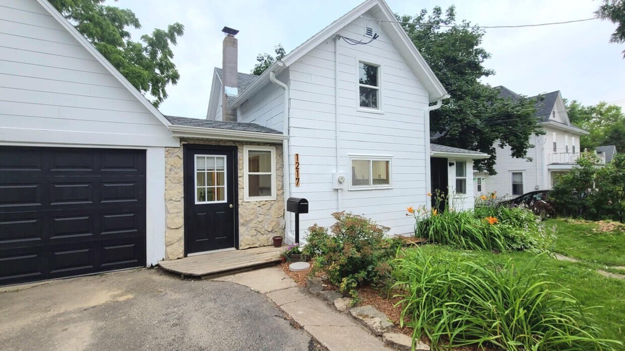 Primary Photo - 1217 Garden Ave