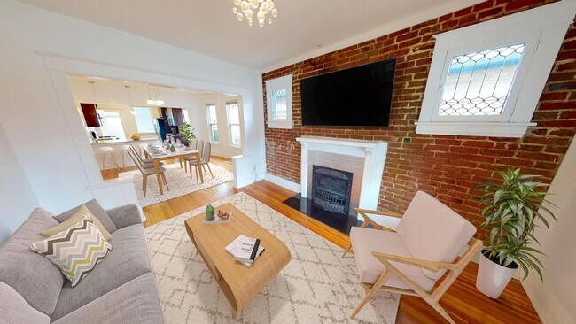 Foto del edificio - Recently updated Jefferson Park home with fenced backyard