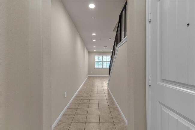 Building Photo - 2880 Donnell Dr