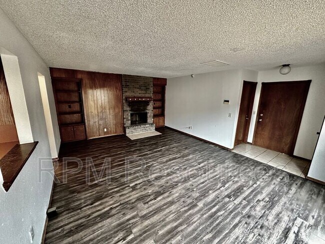 Foto del edificio - 7000 Woodlake Dr