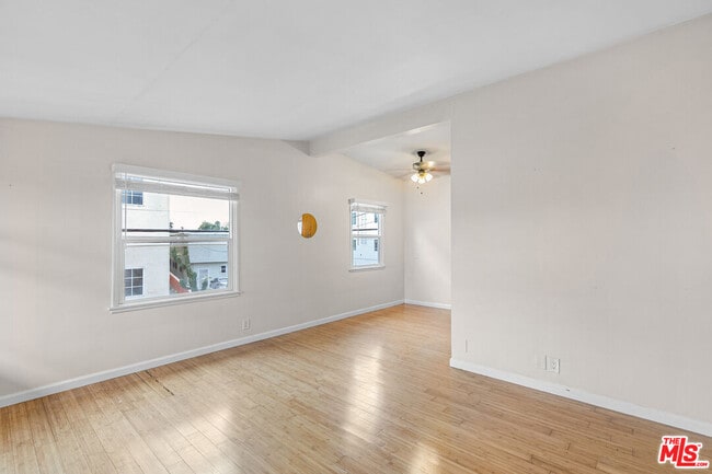 Foto del edificio - 12021 Louise Ave