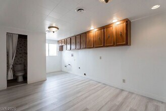 Building Photo - 5185 E Sun Valley Dr