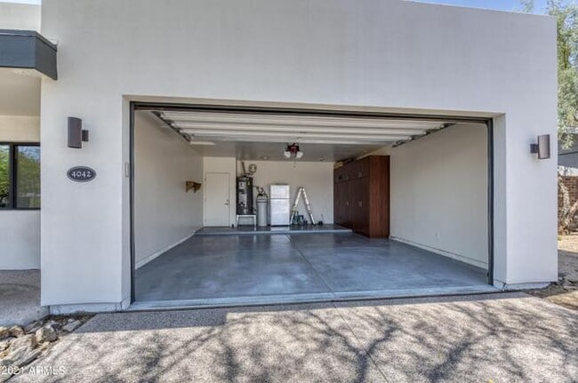 Building Photo - 4042 E Saint Joseph Way