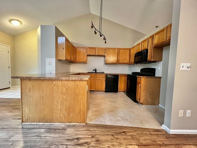 Building Photo - Charming 2 Bedroom House with Office, Fenc...