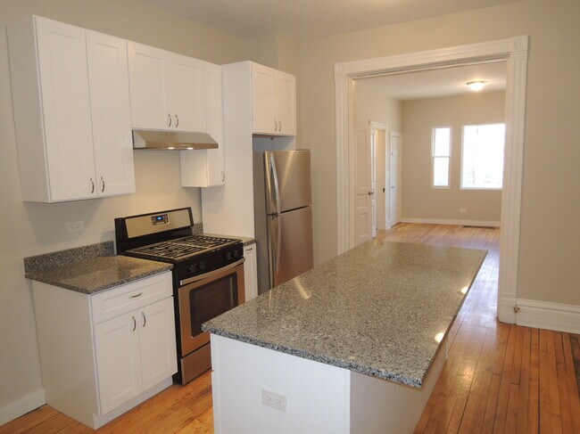 Building Photo - 2154 N Maplewood Ave