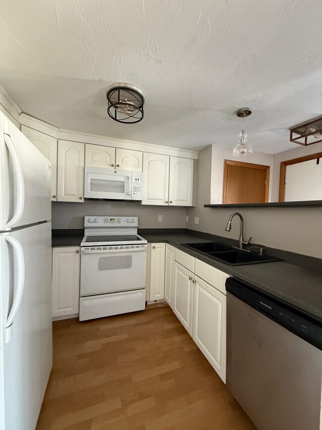 Building Photo - 9 Savage Ct