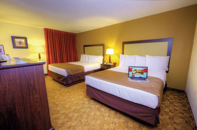 Bedroom with 2-Queen Beds - Village Inn Apartments