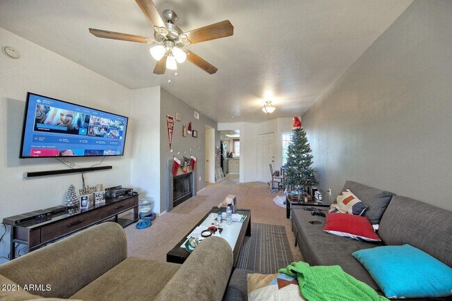 Foto del edificio - 9451 E Becker Ln