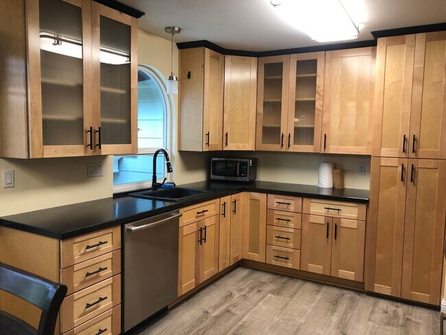Building Photo - Beautiful Creekside 4 Bed home, Bonus room...