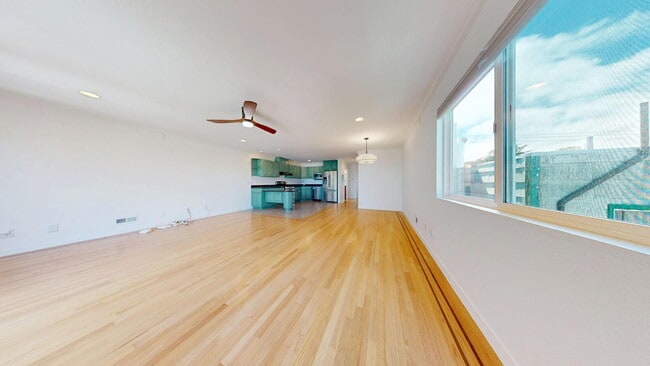 Building Photo - Spacious 3BD/3BA Home with Sunroom, Renova...