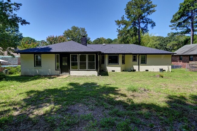 Building Photo - Spacious 4-Bedroom Ranch with Modern Updat...