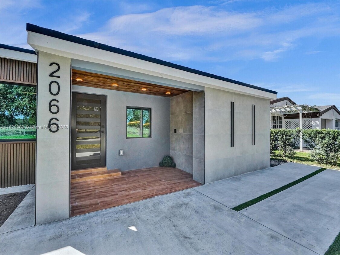 Foto principal - 2066 NE 174th St