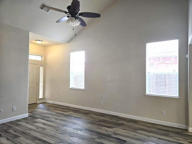 Foto del edificio - 6435 Richland Hills Dr