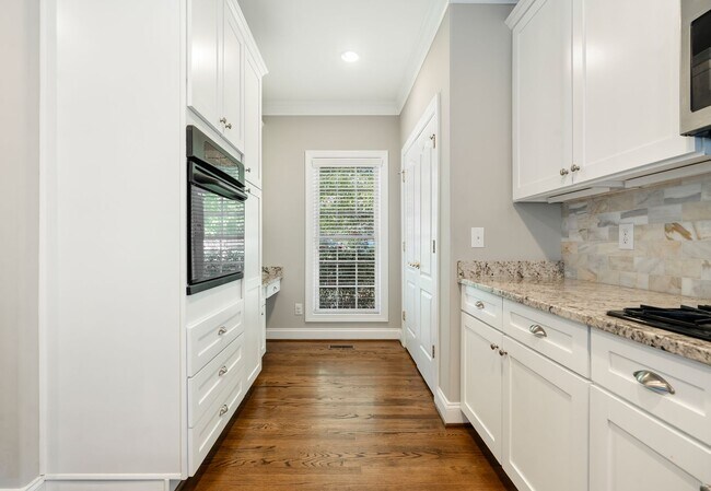 Foto del edificio - Welcome to Governor's Village Sprawling one level living with added Bonus space