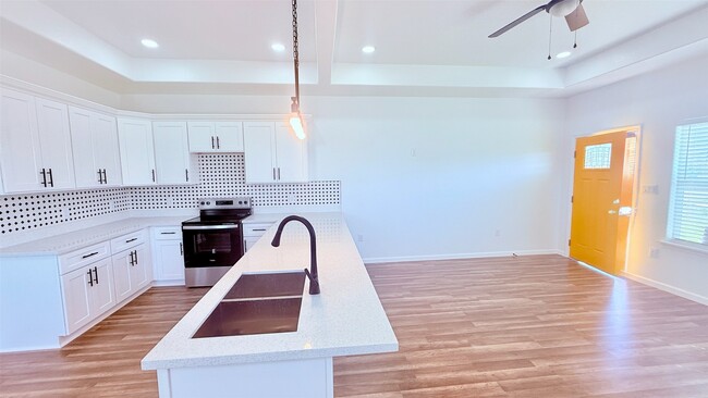 Building Photo - 7014-5914 02