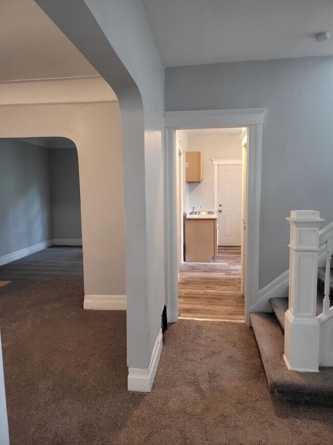 Foto del edificio - $ 1100 - 3 Bedroom 1 Bath